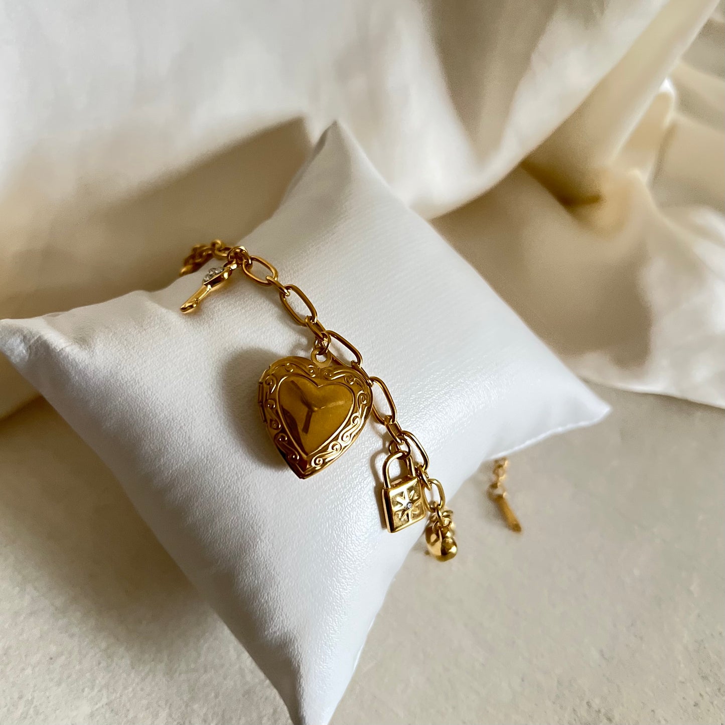18KT Gold Plated Photo Heart Locket Charm Bracelet